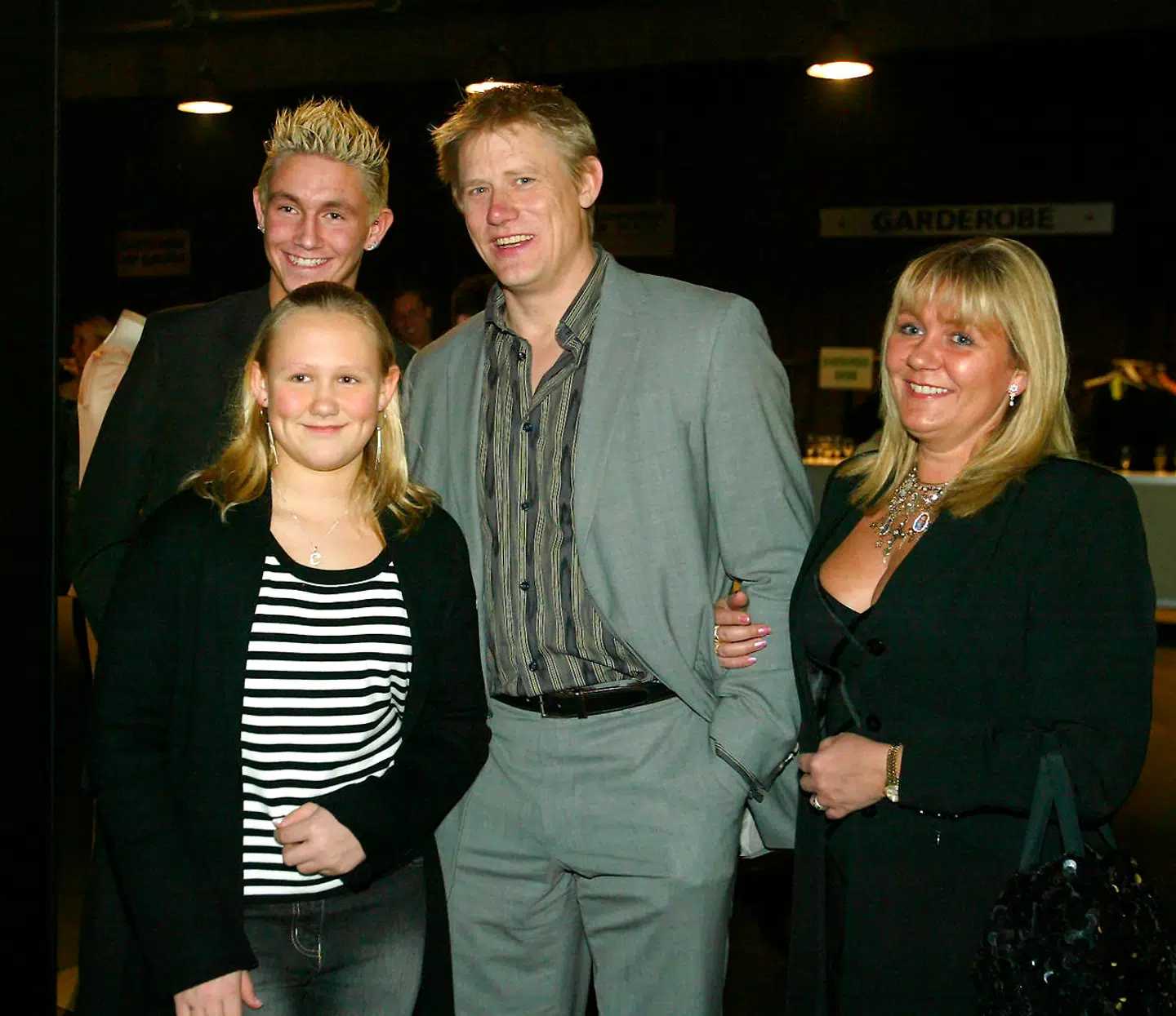 Cecilie Schmeichel i 2003 med sin far, Peter, moderen, Bente, og farbror Martin.