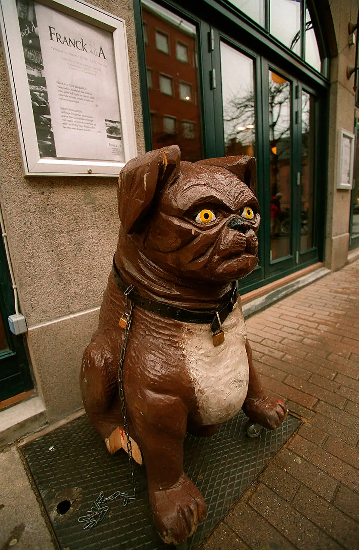 Bulldogen er en del af Franck As historie i Odense, og det eneste oprindelige ved restaurantens gamle historie. Franck A er gået konkrus. (FOTO: ERIK LUNTANG SCANPIX/NORDFOTO 2000)