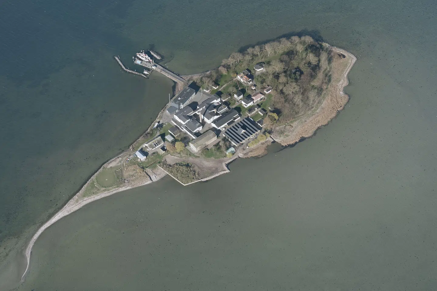 Øen Lindholm i Stege Bugt skal ifølge regeringen og Dansk Folkeparti være nyt hjem for kriminelle udlændinge og personer på tålt ophold i Danmark. (Arkivfoto) Styrelsen For Dataforsyning Og E/Ritzau Scanpix