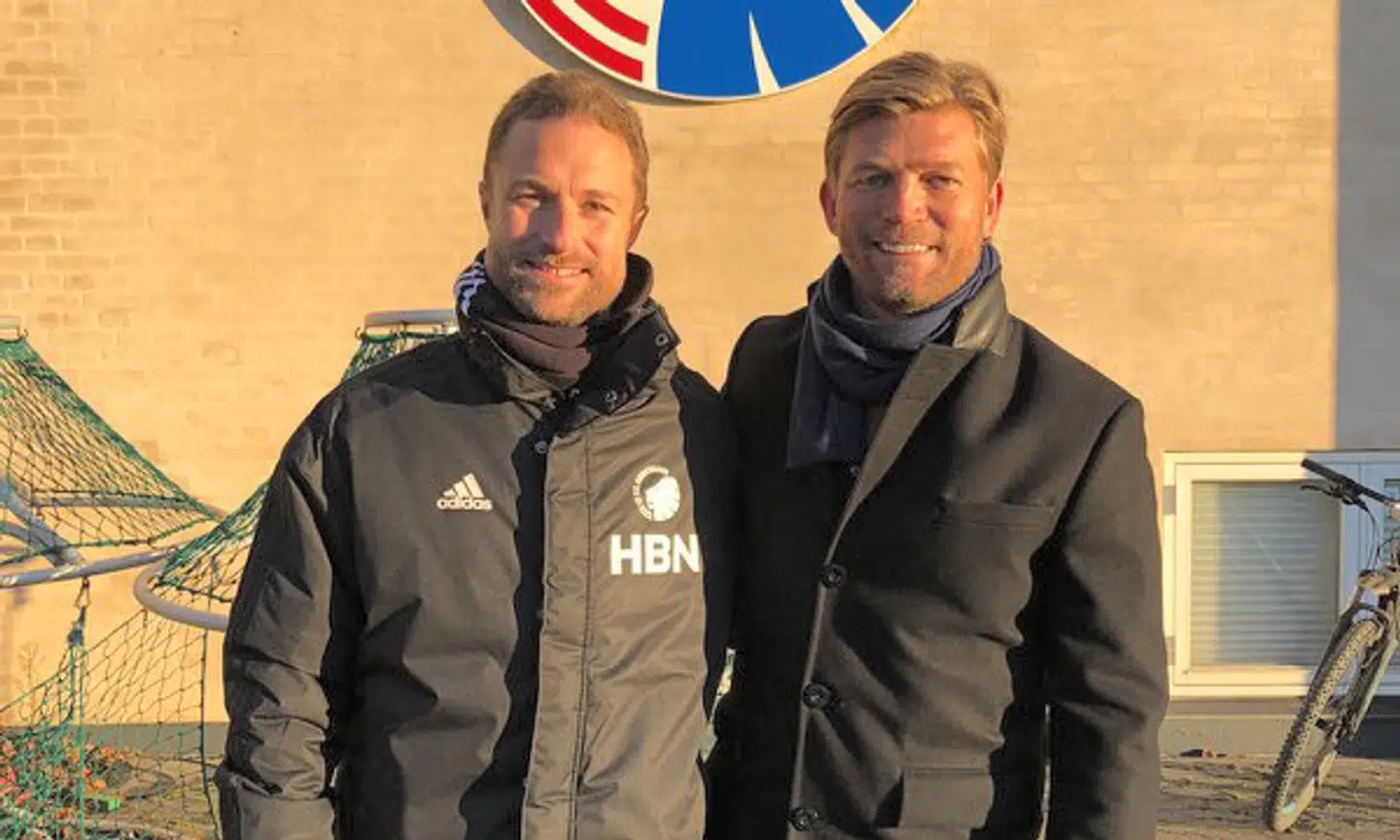 Den tidligere FCK-angriber, Marcus Allbäck (th.), på besøg hos sin tidligere klub F.C. København. Her ses han med en anden legende i klubben, Hjalte Bo Nørregaard.