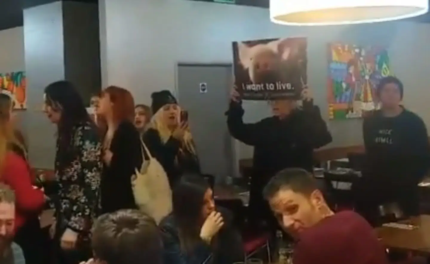 Veganere demonstrerer på restaurant i Brighton. De blev angiveligt buhet ud, da de forlod stedet.