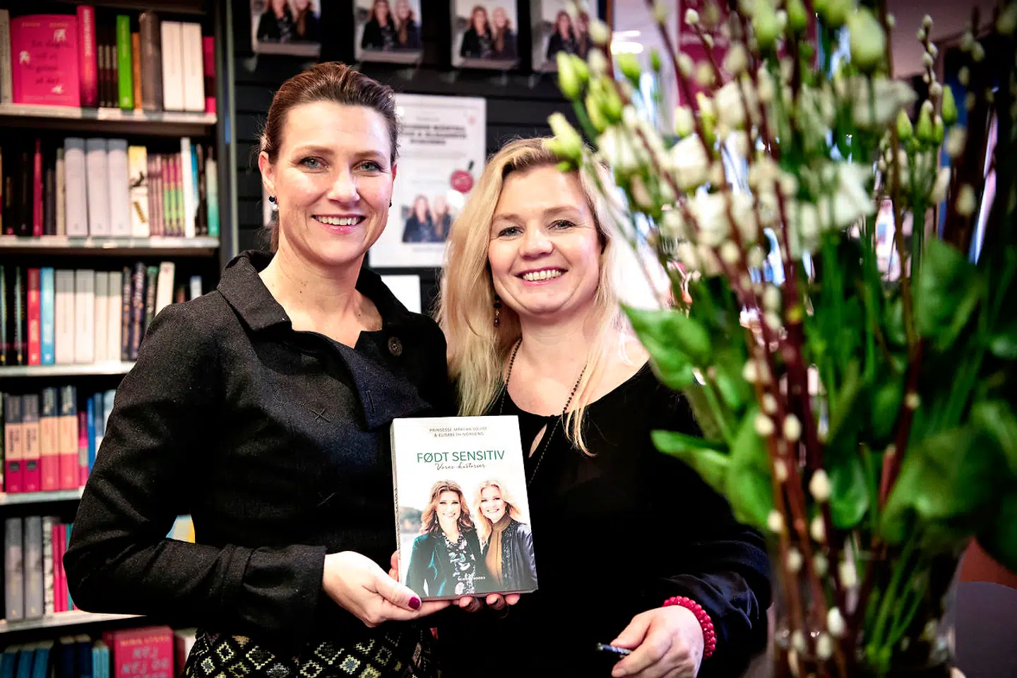 Norges prinsesse Märtha Louise signerer sin bog 'Født sensitiv' hos boghandlen Arnold Busck i København onsdag den 28. november 2018. Prinsesse Märtha Louise og Elisabeth Noreng fortæller i bogen for første gang deres personlige historier om livet som højsensitiv og om, hvordan dette medfødte personlighedstræk er blevet en styrke. De beskriver den særlige sansefølsomhed som barn, skrøbeligheden som ung og følsomheden som voksen og som mor. Onsdag den 28. november 2018. (Foto: Nils Meilvang/Ritzau Scanpix)
