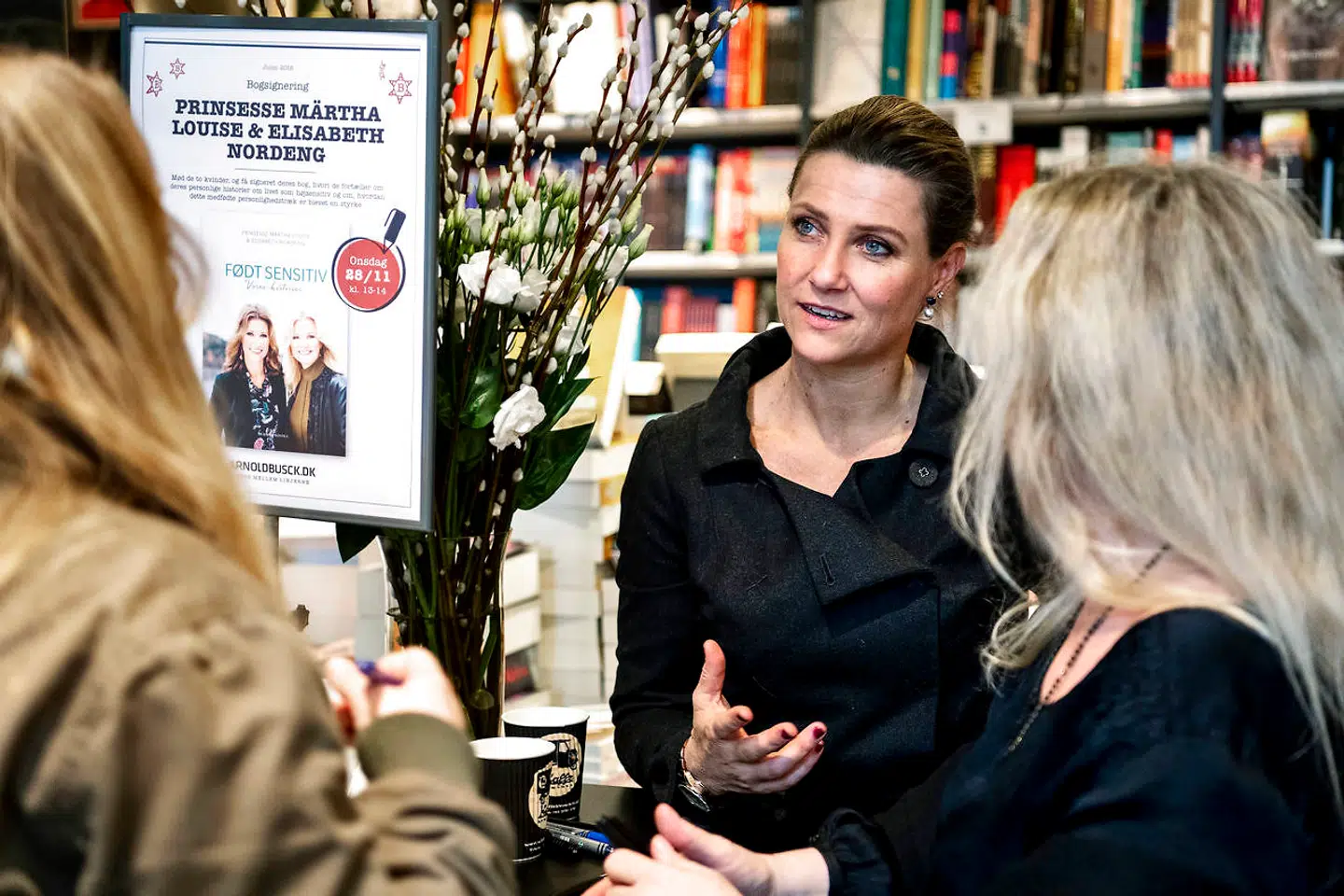 Norges prinsesse Märtha Louise signerer sin bog 'Født sensitiv' hos boghandlen Arnold Busck i København onsdag den 28. november 2018. Prinsesse Märtha Louise og Elisabeth Noreng fortæller i bogen for første gang deres personlige historier om livet som højsensitiv og om, hvordan dette medfødte personlighedstræk er blevet en styrke. De beskriver den særlige sansefølsomhed som barn, skrøbeligheden som ung og følsomheden som voksen og som mor. Onsdag den 28. november 2018. (Foto: Nils Meilvang/Ritzau Scanpix)
