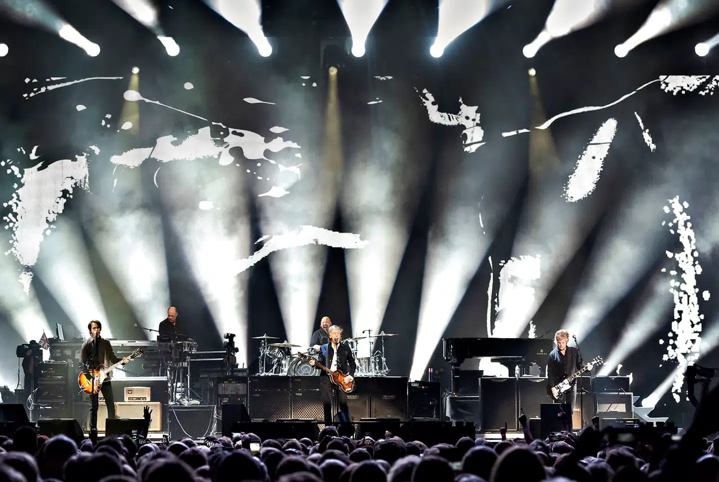Rocklegenden Paul McCartney spillede fredag aften i Royal Arena. Han skabte samme eufori som han gjorde, da han spillede på Roskilde Festival, mener B.T.s anmelder. Koncerten var en del af touren 'The Freshen Up Tour 2018', og det er to år siden basspilleren sidst spillede koncert i Danmark.
