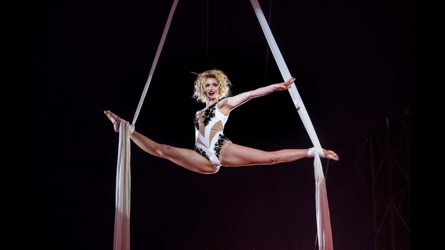 Tetiana Korenievahar arbejdet med cirkusakrobatik, siden hun var 10 år. De sidste år har hun udført luftakrobatik i cirkus forskellige steder i Europa.