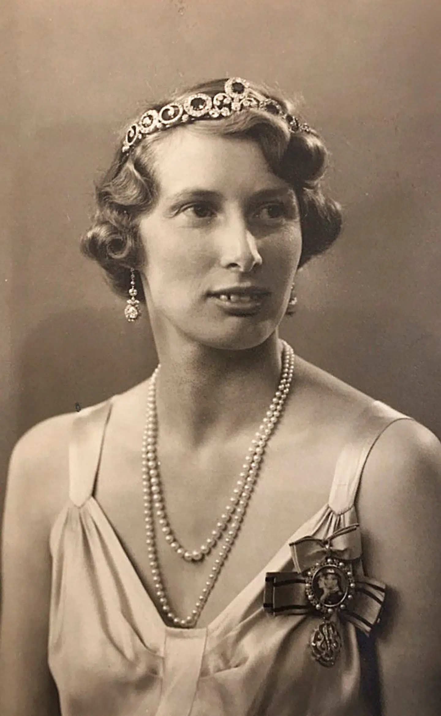 Det Russiske Safirdiadem.De tre komtesser af Rosenborg sælger ud af arvejuvelerne. Dronning Alexandrines safirdiadem vurderes til op mod to millioner kroner. Arveprinsesse Caroline-Mathilde, der her anvender kombinationssmykket som bandeau i 1944. Billedet er kun til redaktionel anvendelse. Billedet kommer fra en ekstern kilde og distribueres som service til nyhedsabonnenter hos Scanpix. (Foto: Bruun Rasmussen Kunstauktioner/Handout/Scanpix 2018)