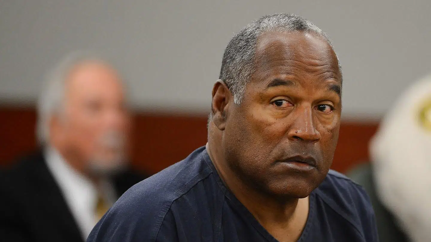 O. J. Simpson fotograferet i retten tilbage i 2013. I 1995 blev han frikendt for anklagerne om drab på sin eks-kone og hendes kæreste, men nogle år senere sad han igen på anklage bænken. Denne gang tiltalt for væbnet røveri.