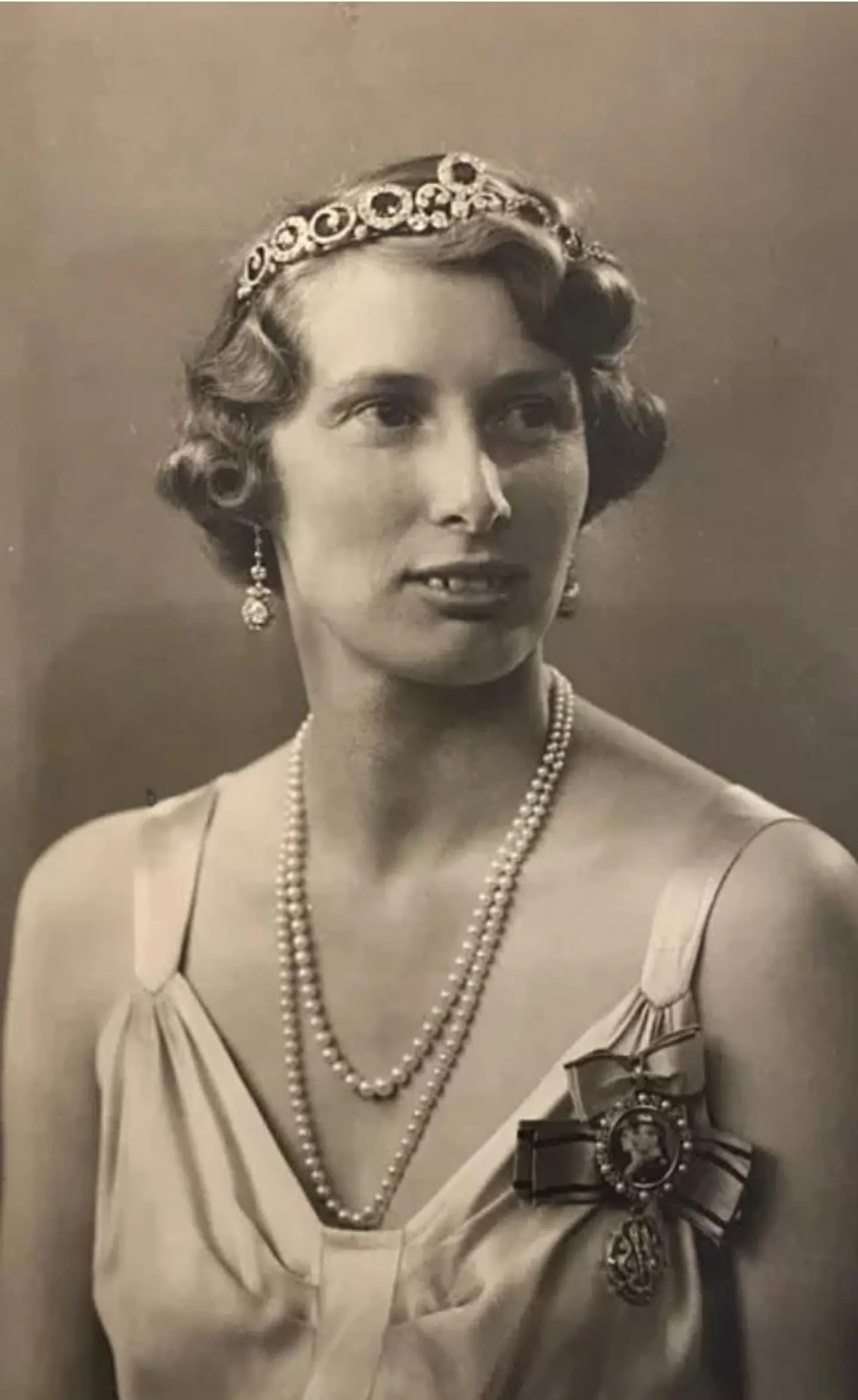 ARKIVFOTO af Arveprinsesse Caroline-Mathilde, der her anvender kombinationssmykket som bandeau i 1944.
