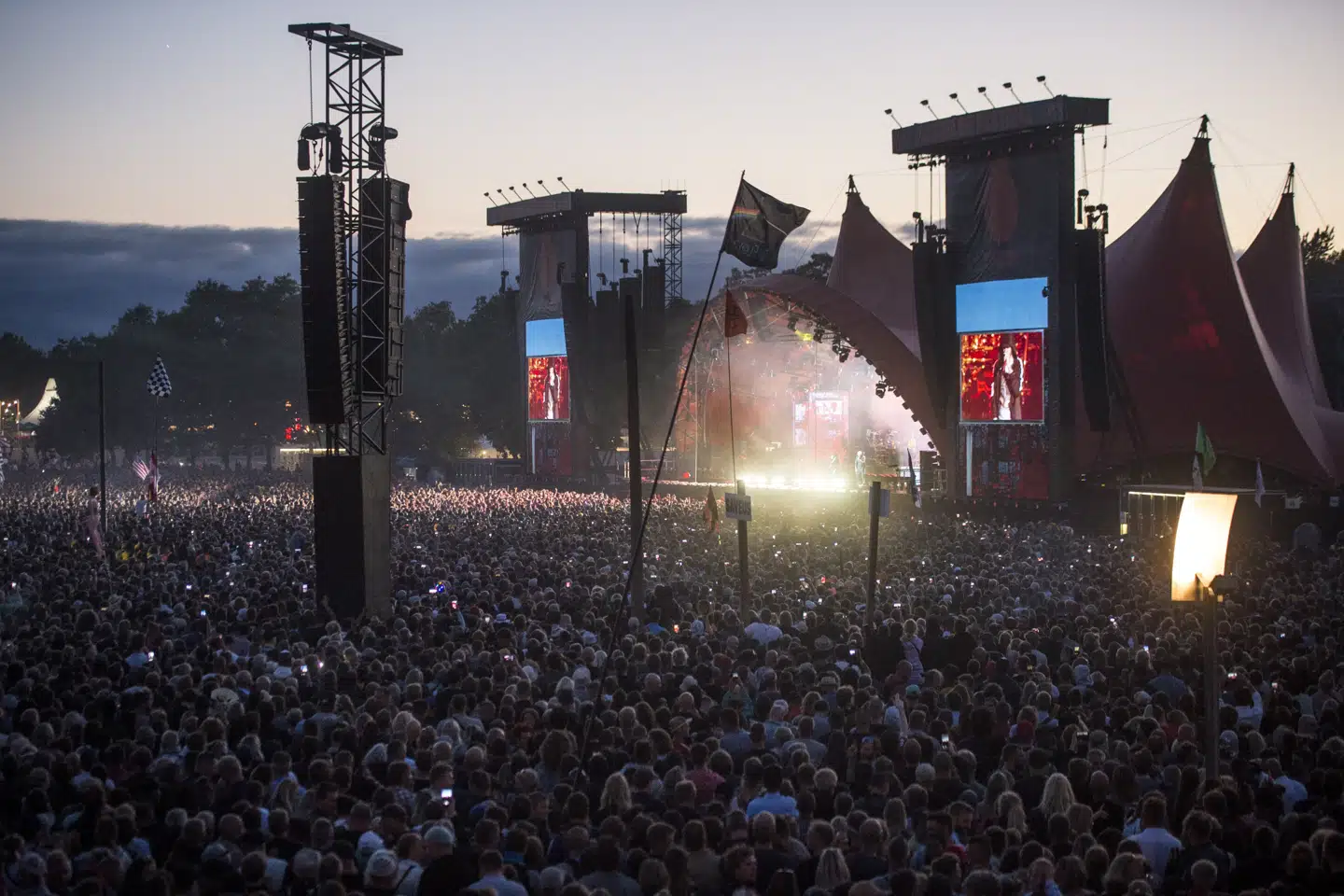 Når Dyreskuepladsen i Roskilde til sommer bliver invaderet af op mod 100.000 feststemte mennesker til Roskilde Festival, skal fransk elektropop og britisk synth-pop være med til at sætte gang i festen. Sofie Mathiassen/Ritzau Scanpix