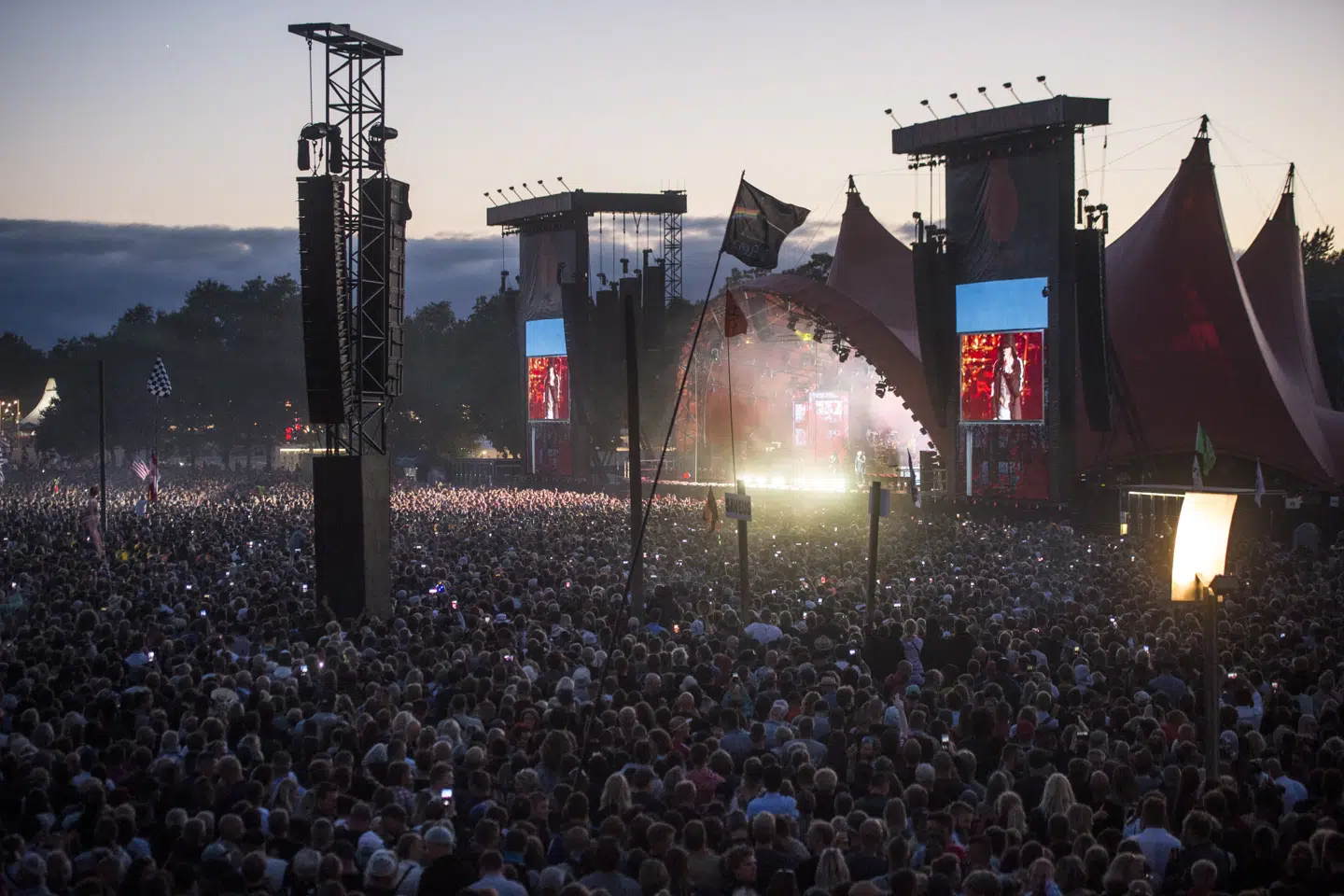 Når Dyreskuepladsen i Roskilde til sommer bliver invaderet af op mod 100.000 feststemte mennesker til Roskilde Festival, skal fransk elektropop og britisk synth-pop være med til at sætte gang i festen. Sofie Mathiassen/Ritzau Scanpix