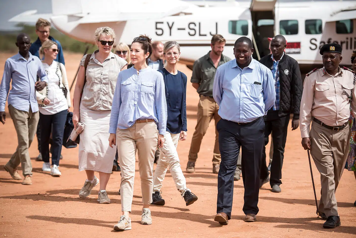 Udviklingsminister Ulla Tørnæs og kronprinsesse Mary ankommer til Kalama Airstrip i Samburu County i Kenya, tirsdag den 27. november 2018. Kalama Conservancy og Northern Rangelands Trust arbejder med lokale om naturbeskyttelse og udvikling af lokalsamfundet, hvilket blandt andet sker med hjælp fra de lokale kvinder. Kronprinsesse Mary og udviklingsminister Ulla Tørnæs besøger Kenya i Afrika. Besøget har fokus på kvinder og pigers ligestilling, hvilket er et af FN's verdensmål. Danmark har haft et udviklingsengagement i Kenya siden landets uafhængighed i 1963.. (Foto: Mads Claus Rasmussen/Ritzau Scanpix)