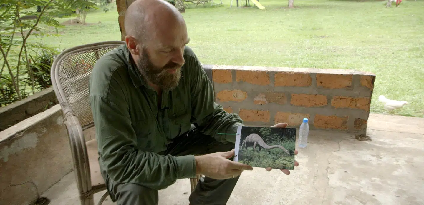 Christoffer Knuth viser billede af det, man formoder er Mokele Mbembe.