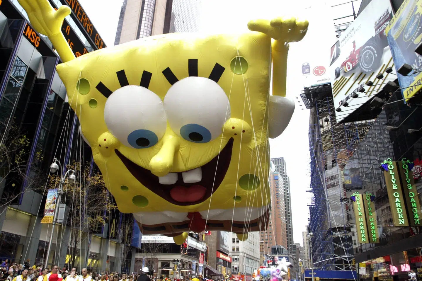 Animationsfiguren SvampeBob Firkant er siden 1999 blevet en internationalt elsket figur. Skaberen bag, Stephen Hillenburg, er tirsdag død, 57 år, oplyser tv-selskabet Nickelodeon. Her ses en oppustelig version af SvampeBob til et thanksgiving-optog i New York. Timothy A. Clary/Ritzau Scanpix
