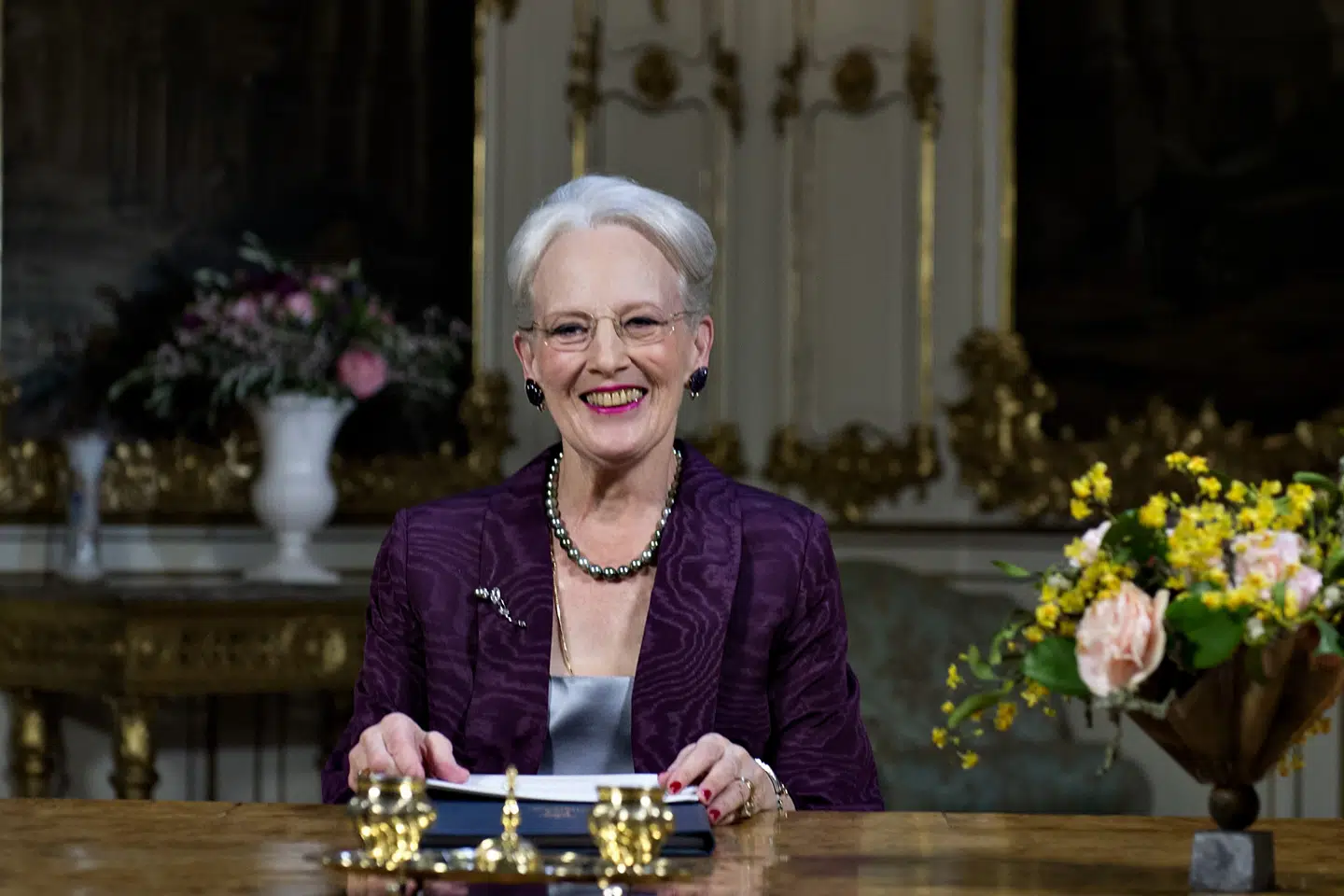 Når dronning Margrethe 31. december afslutter sin nytårstale med ordene Gud bevare Danmark, sker det i år fra Fredensborg Slot. Det skyldes arbejdet med at skybrudssikre hovedstaden, som også mærkes på Amalienborg. Dronningen er dog ikke uvant med at tale fra Fredensborg Slot. Det skete også i 2014, hvor billedet er fra. (Arkivfoto). Keld Navntoft/Ritzau Scanpix
