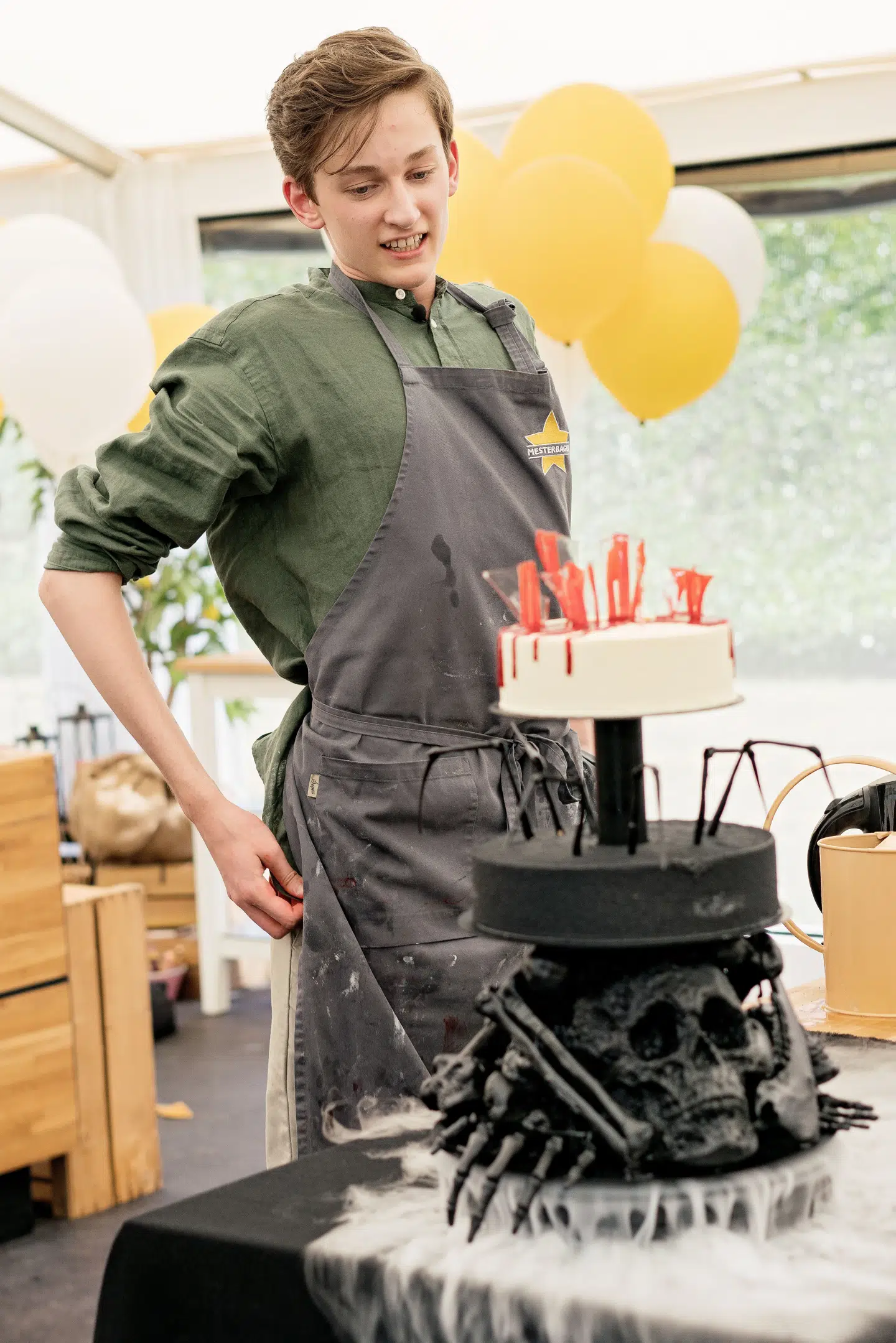 Emil Obel med sin kage under finalen i 'Den store bagedyst'.