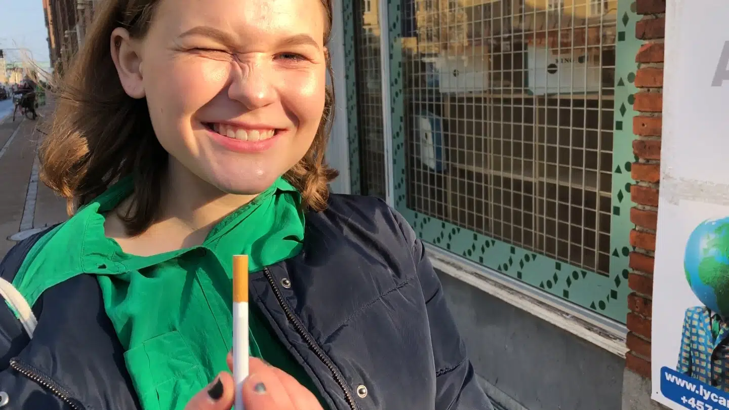 Det lykkedes blandt andet 16-årige Izabella Rasmussen at købe en enkelt cigaret i en kiosk på Jagtvej på Nørrebro i København. Kioskens ejer nægter efterfølgende, at han sælger enkelte cigaretter.