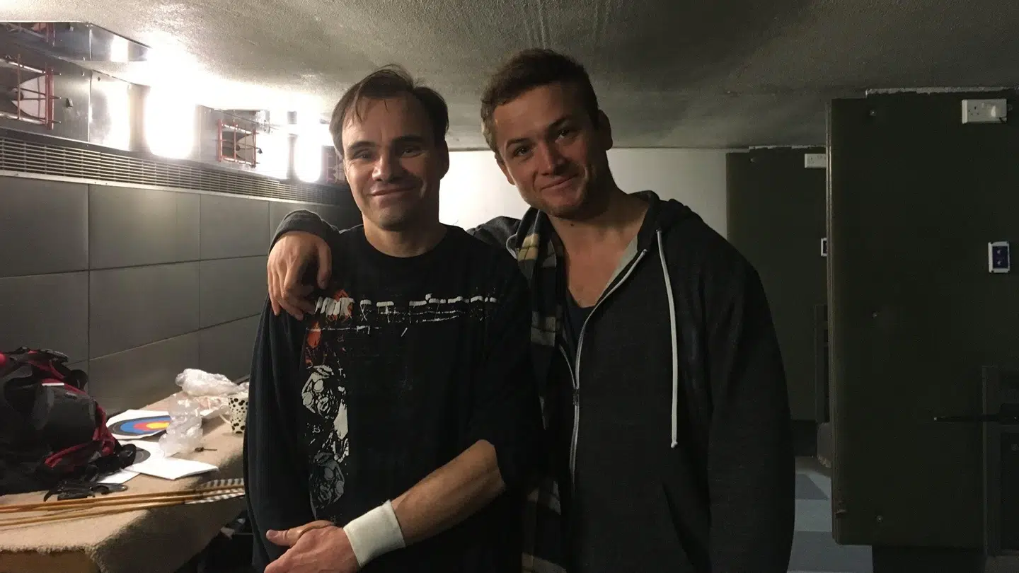 Lars Andersen med Taron Egerton, som spiller Robin Hood.