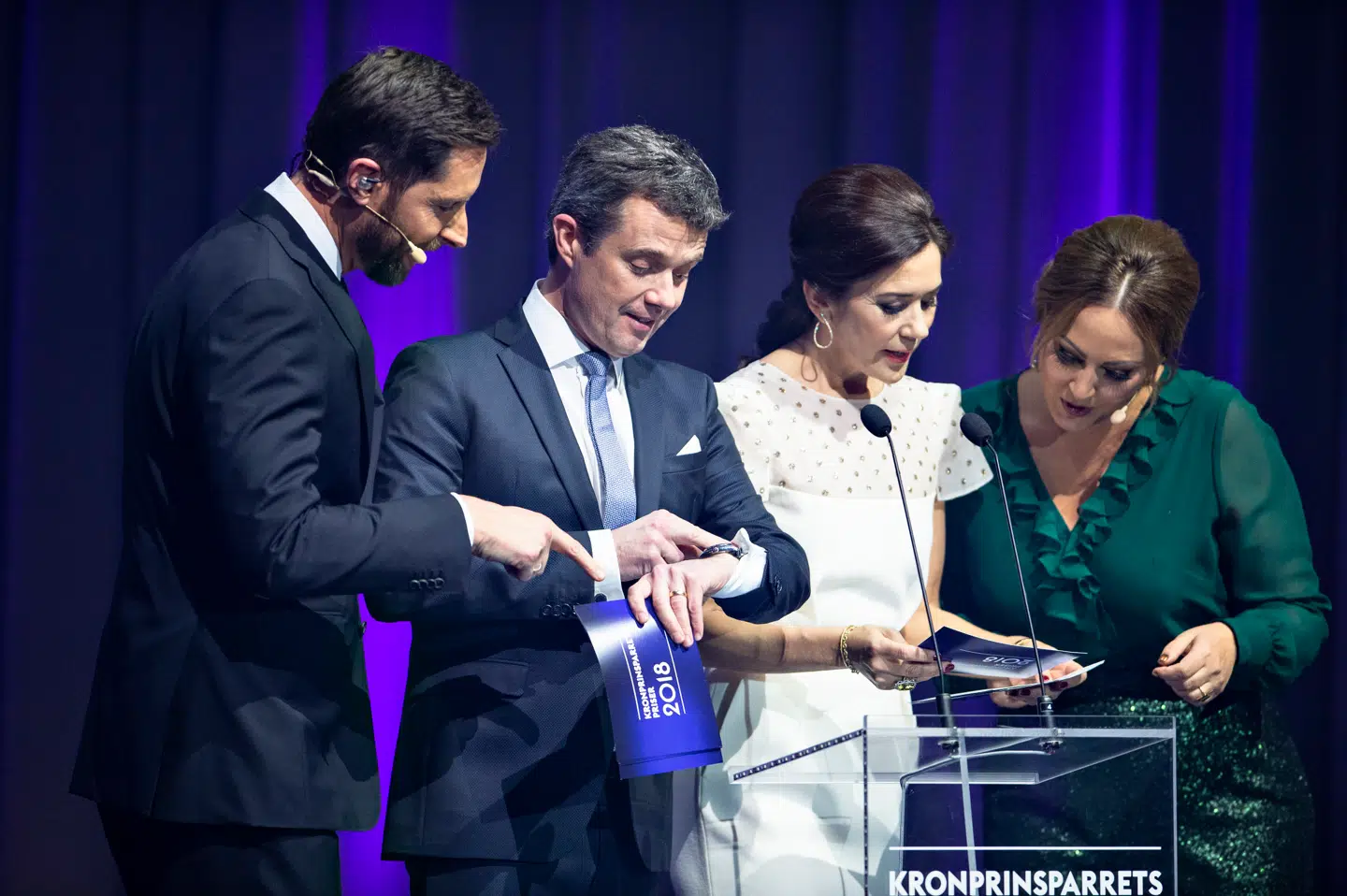 Kronprinsparret sammen med aftenens værter. Kåre Quist og Stéphanie Surrugue ved Kronprinsparrets Priser.