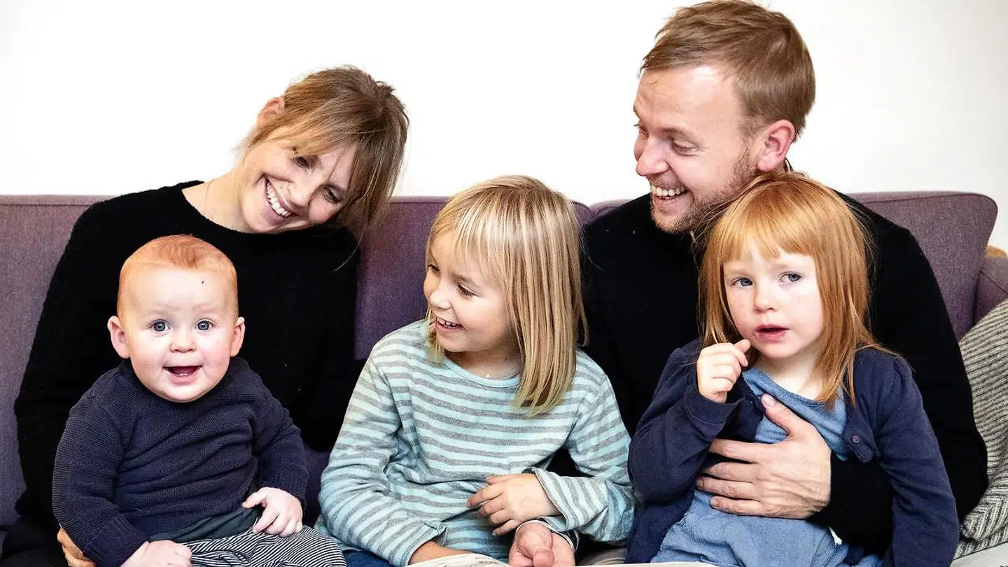 Christina og Jeppe og deres tre børn, pigerne Anna og Ingrid og den yngste, Asger. Asger er kommet til verden med hjælp fra en privat jordemoder, mens de andre er født i det offentlige system.