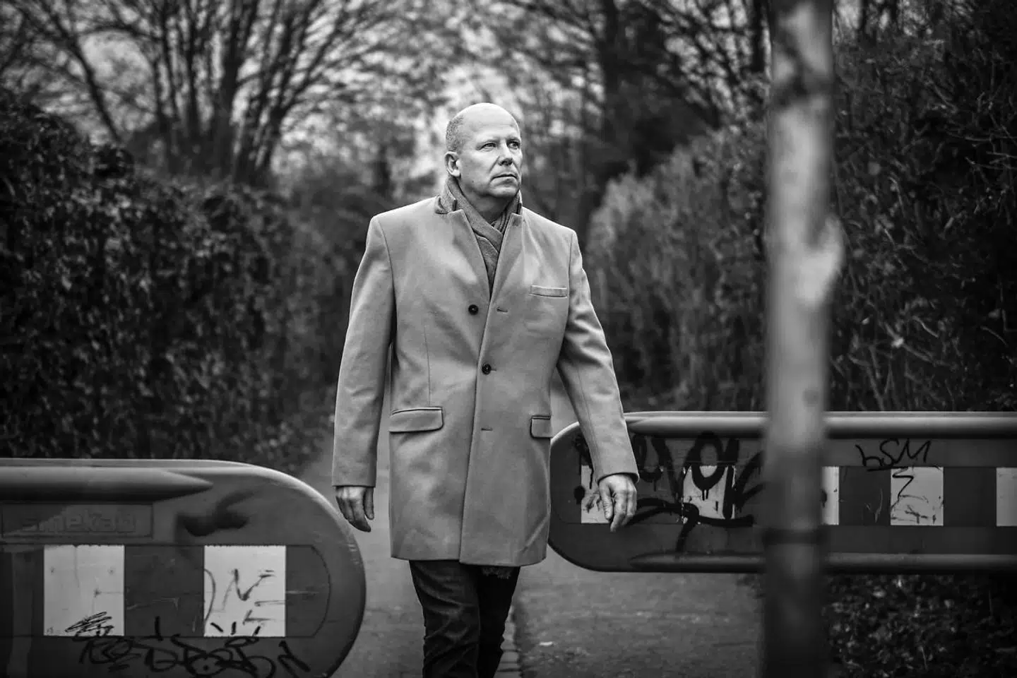 Rudy Byrgesen går her på stien i villaområdet i Valby, hvor bl.a. hans søn er blevet overfaldet.