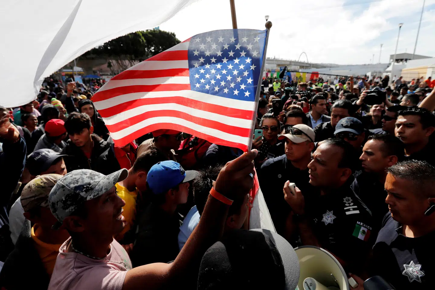 Migranter er i stort antal samlet ved en grænseovergang i Tijuana, hvor de venter på at blive sluppet ind i USA. (Arkivfoto). Kim Kyung Hoon/Reuters