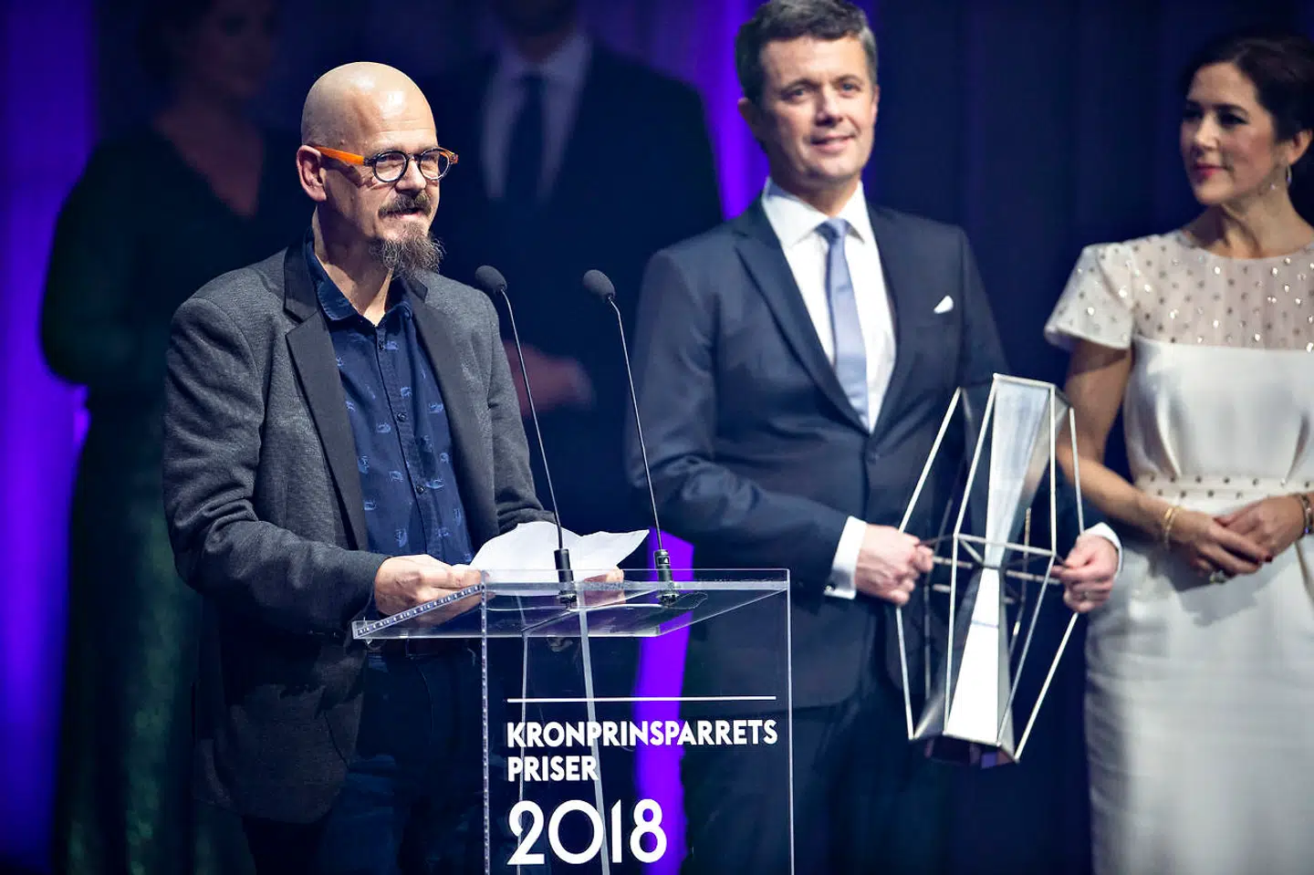 Kronprinsparret overrækker her Kronprinsparrets Kulturpris 2018 til forfatteren Kim Leine ved Kronprinsparrets Priser i Musikkens Hus i Aalborg, lørdag 24. november 2018. Kronprinsparret uddeler hvert år fire priser: Kronprinsparrets Kulturpris på 500.000 kroner, Kronprinsparrets Sociale Pris på 500.000 kroner samt Kronprinsparrets to Stjernedryspriser på 100.000 kroner der i år gik til filminstruktøren Annika Berg og Fundamentet i Aarhus.. (Foto: Henning Bagger/Ritzau Scanpix)