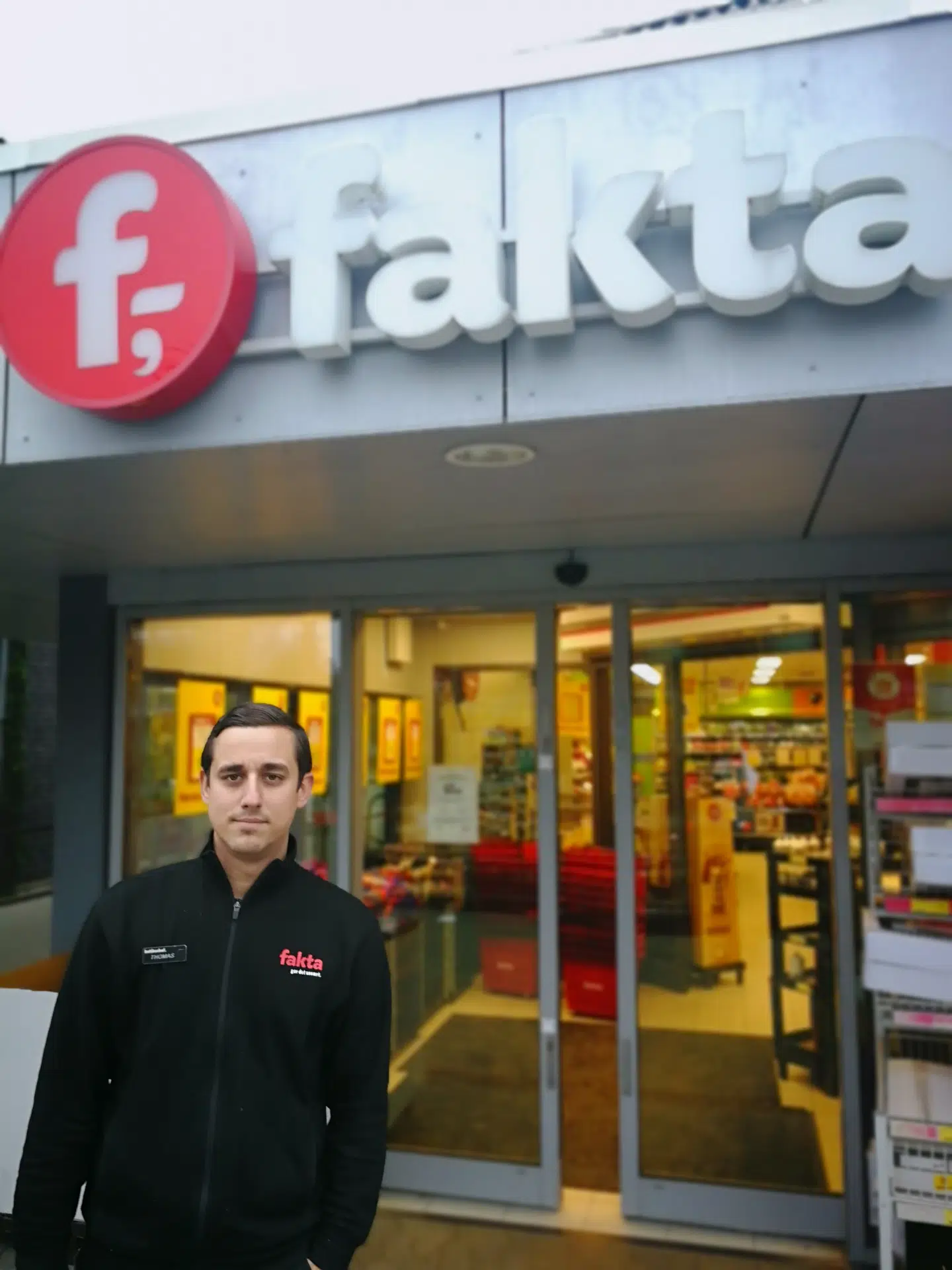 Thomas Thomsen, butikschef i Fakta Åslgårde, kalder rækken af indbrud 'sindssyg'.