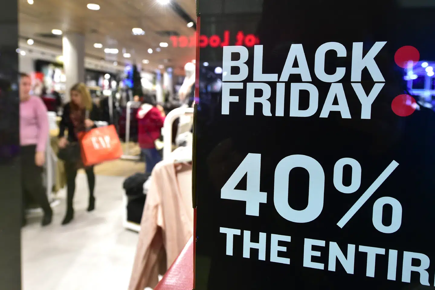 Årets helt store shoppedag løber af stablen fredag, og et stigende antal fupbutikker forsøger at få en bid kagen, lyder advarslen fra flere sider. (Arkivfoto). Frederic J. Brown/Ritzau Scanpix