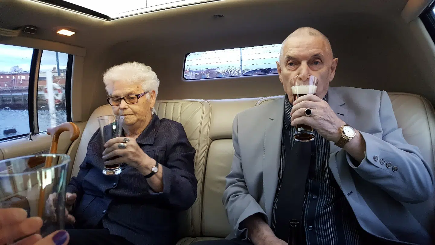 Ægteparret Marie og Egon Haagh på deres livs første limousinetur inden den store gallafest på plejehjemmet Dragsbækcentret i Thisted. (Privatfoto)