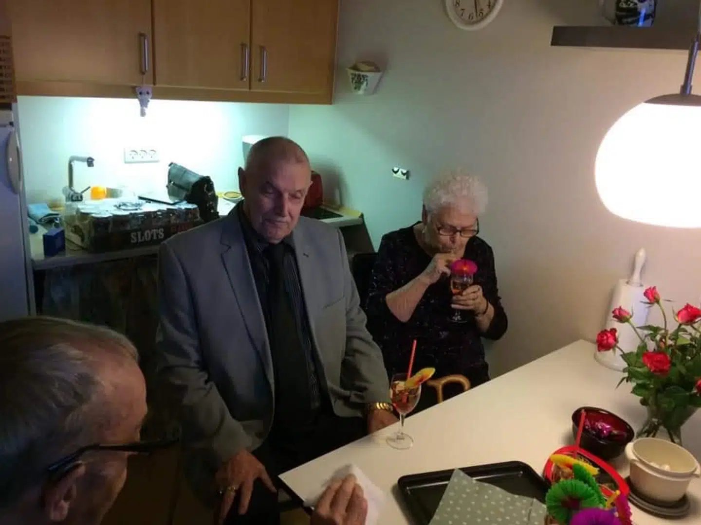 Der blev hygget og snakket om gamle dage, da Marie og Egon var til forfest hos deres nabo. (Privatfoto)