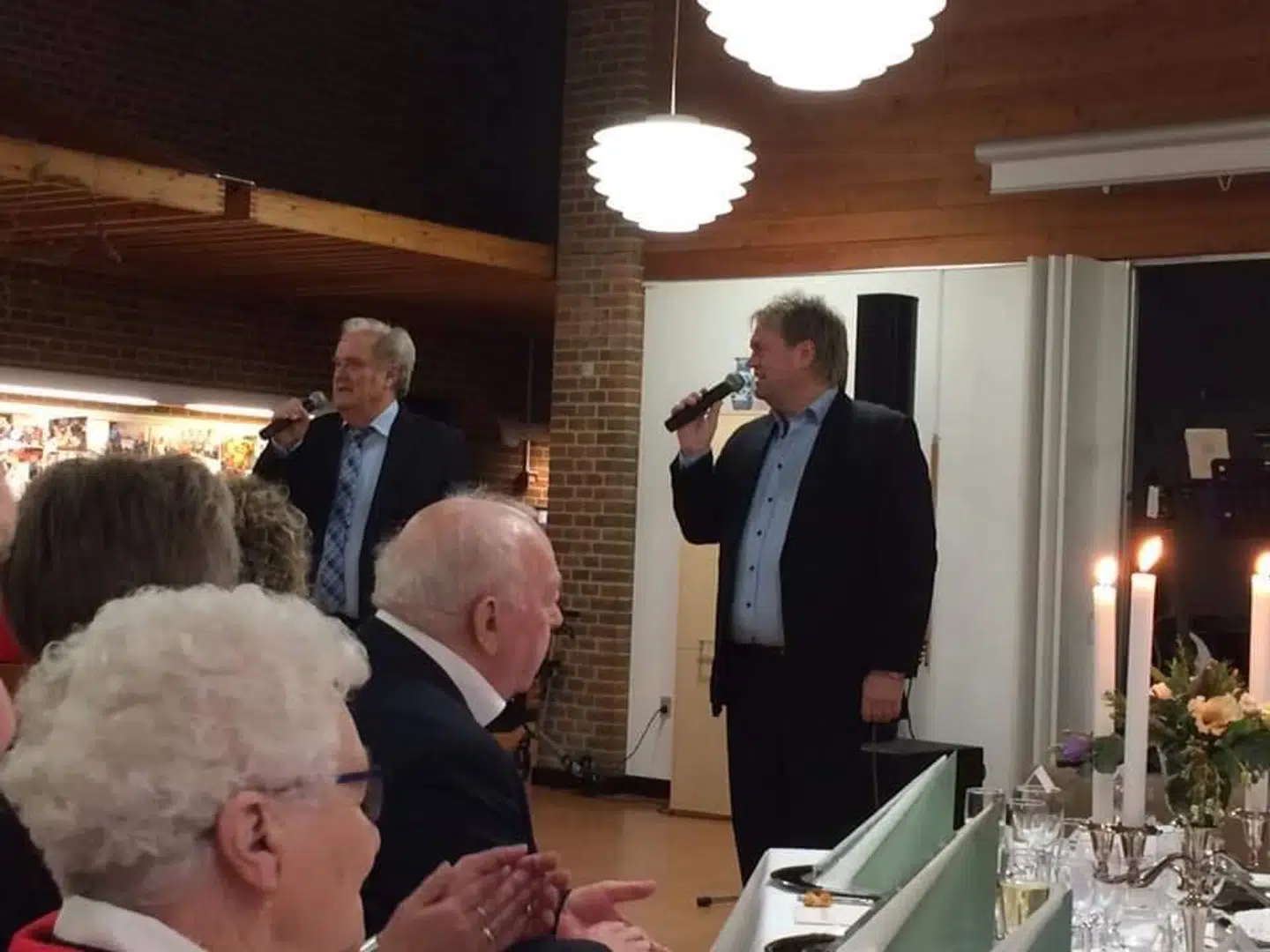 Kandis-Johnny Hansen og hans far, Bjørn Hansen, fik sat gang i 83-årige Maries hukommelse. (Privatfoto)