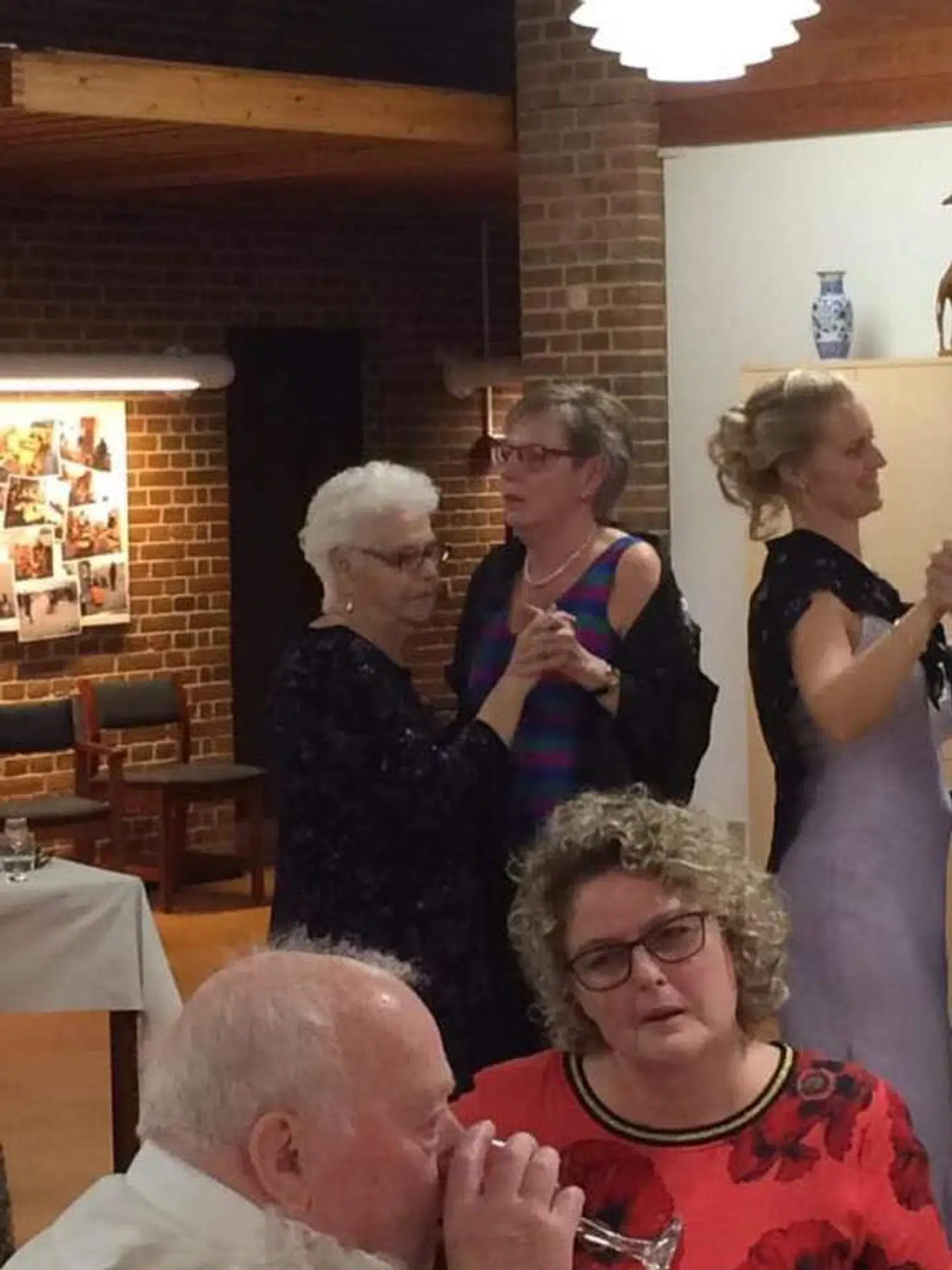 Det kan godt være, Marie er dement, men da først musikken spillede, kunne hun huske trinene til både vals og moderne dans, fortæller datteren, Janni. (Privatfoto)