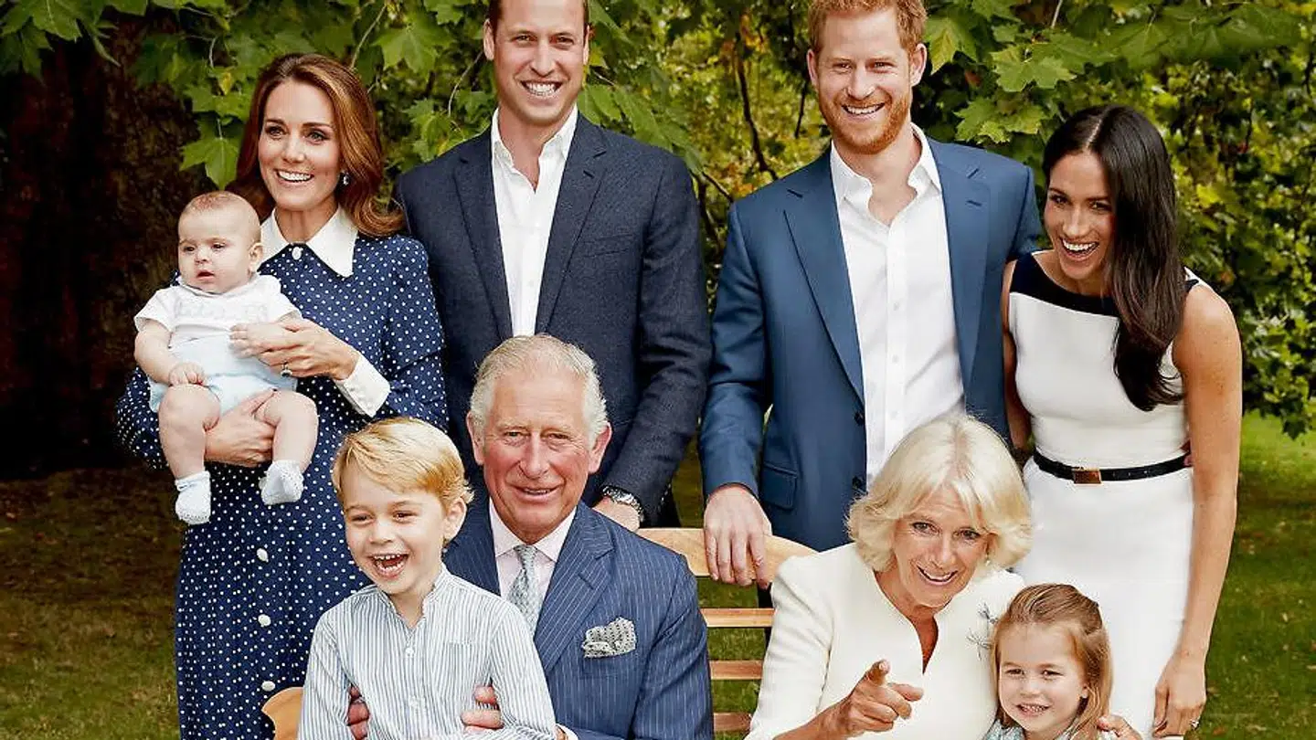 Hele familien er godt underholdt, da der skal tages billede i anledning af prins Charles' fødselsdag.