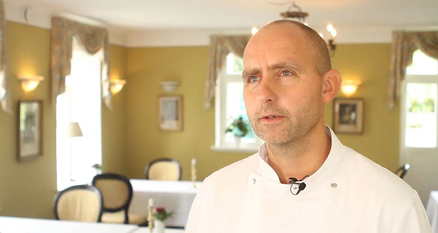 Henning Kohl er køkkenchef på den historiske Schackenborg Kro og er blevet snydt at Britta Nielsens svingersøn Kian Omid Mirzada. En køkkenmaskine han bestilte blev aldrig leveret.