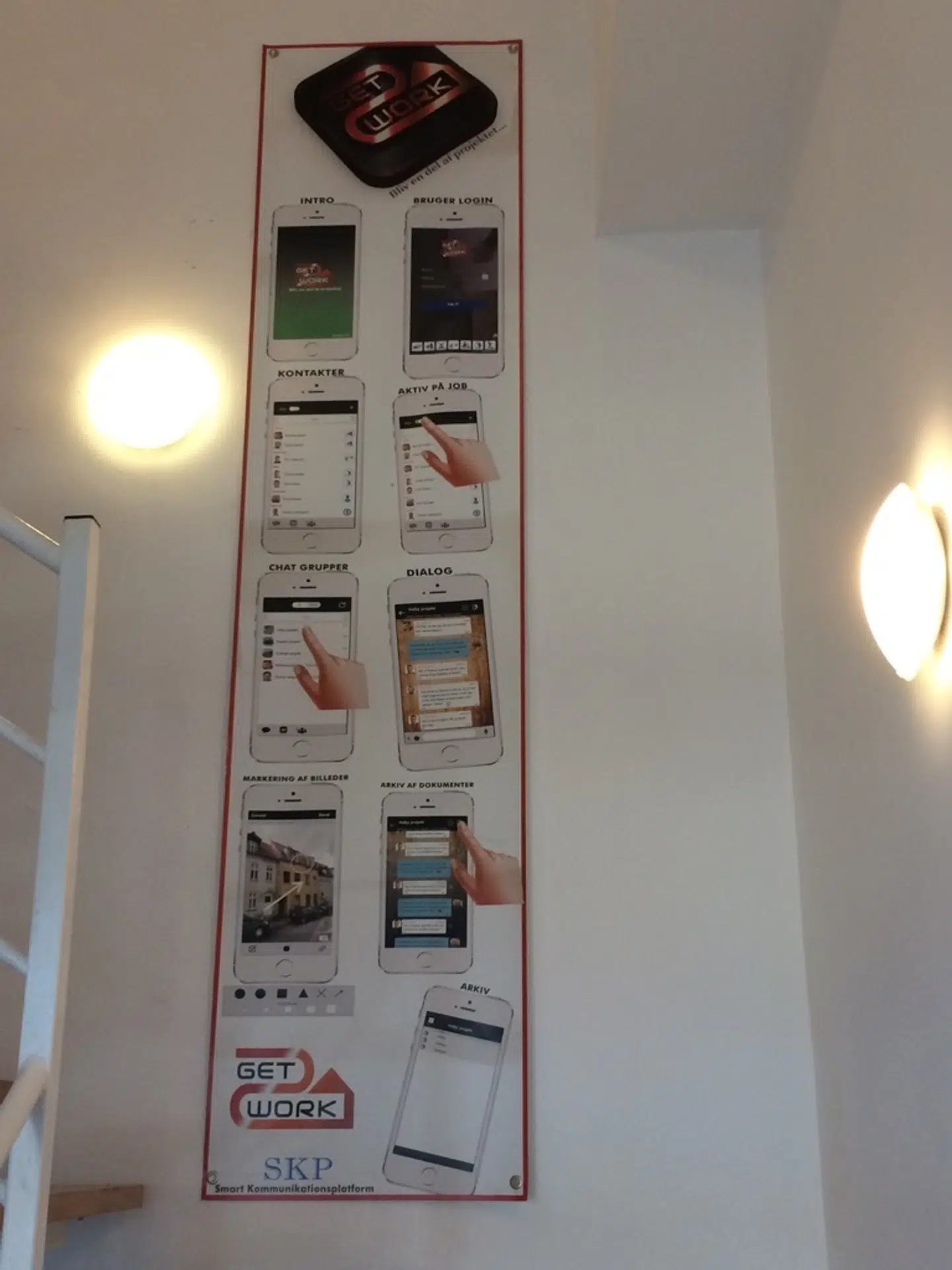 Kian Omid Mirzada står ifølge dette banner, som hænger på en trappe på vej op til hans lukkede kontor, bag en app, som ikke eksisterer.