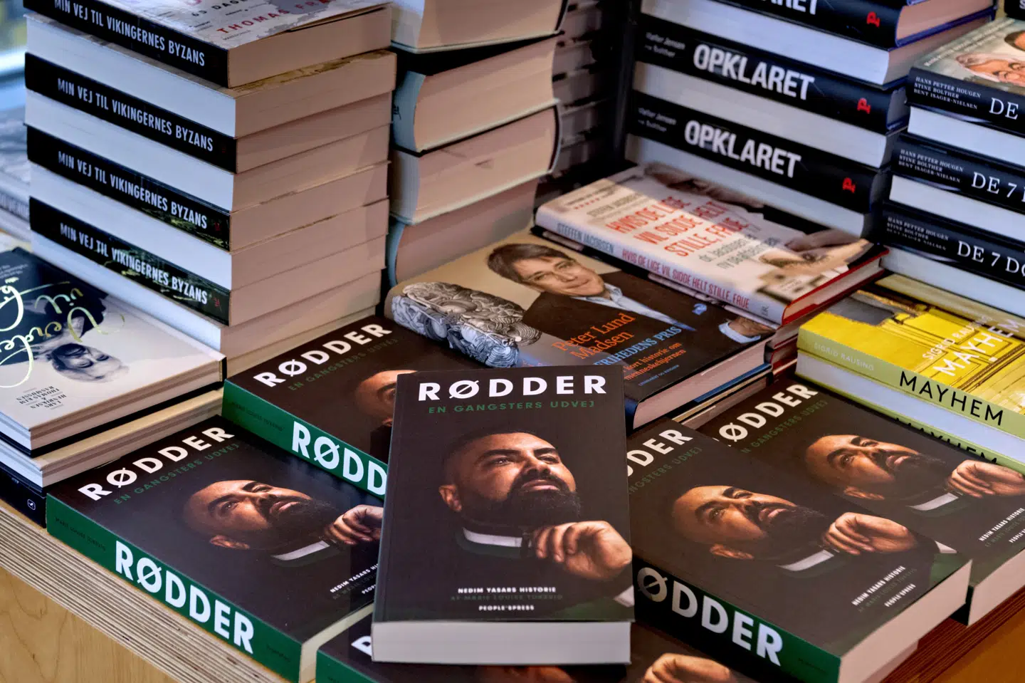 Tirsdag udkom bogen Rødder - en gangsters udvej, hvor Nedim Yasar fortæller om sit tidligere liv som bandeleder og vejen ud af miljøet. Marie Louise Toksvig, der er forfatter til bogen er rystet over, at Nedim Yasar mandag blev skudt og dræbt. Bax Lindhardt/Ritzau Scanpix