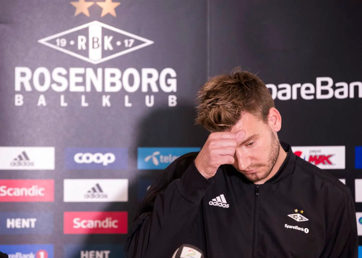 Nicklas Bendtner under den pressekonference, hvor han gav sit første statement, efter det kom frem, at han var sigtet for vold mod en taxachauffør.