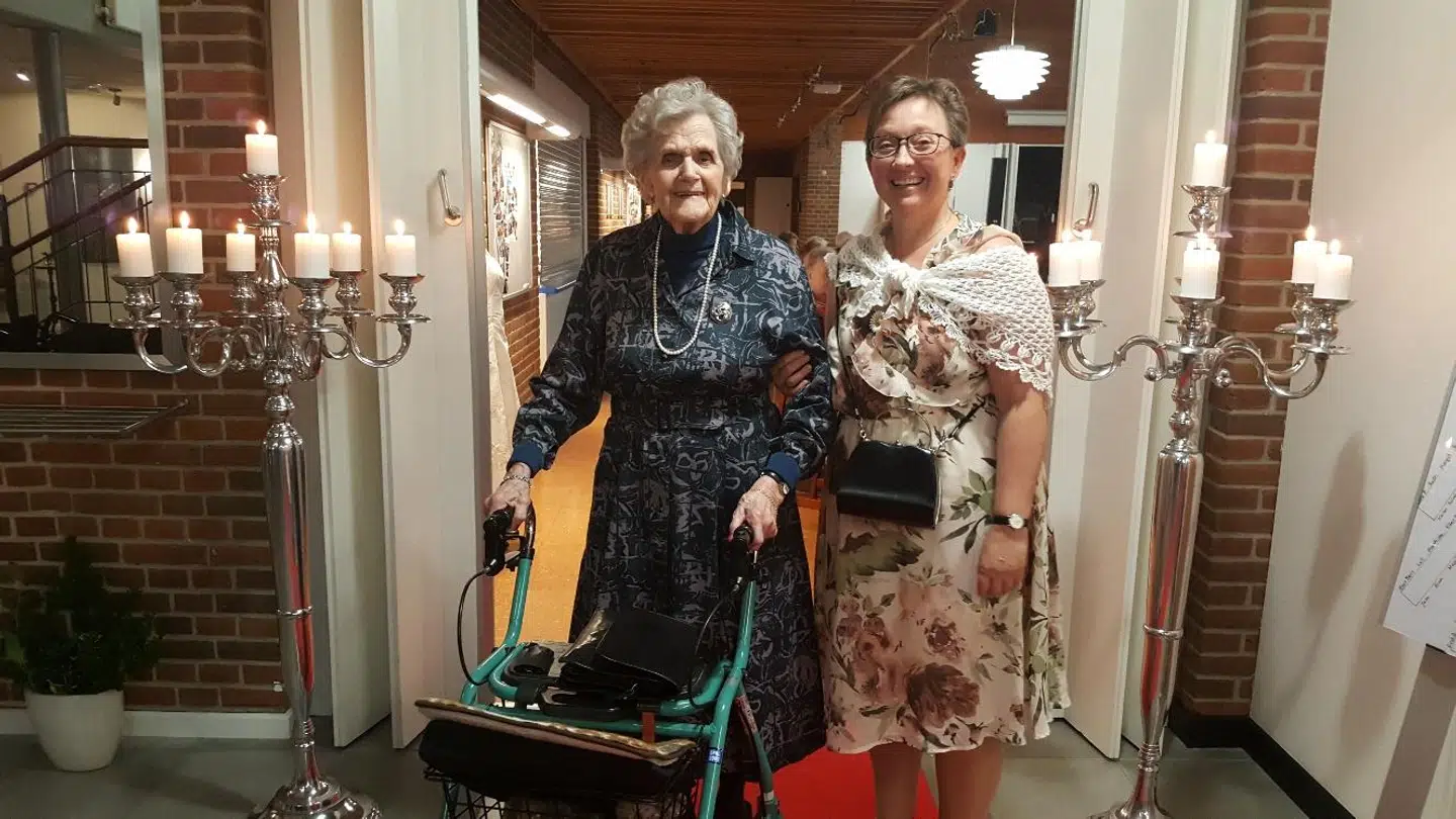 Inden tirsdagens gallafest var der naturligvis fotografering af gæsterne på den røde løber. (Foto: Dragsbækcentret)