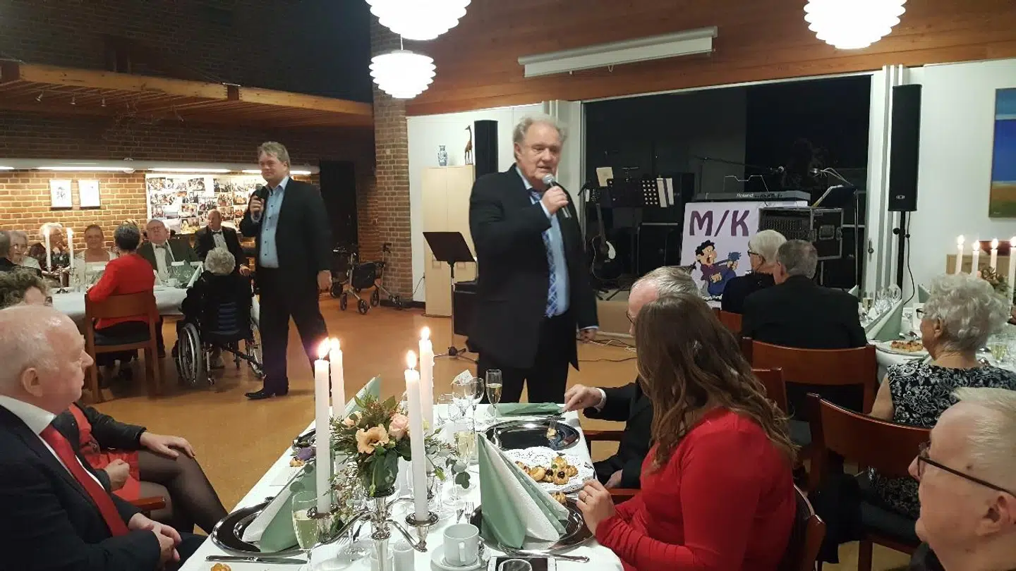 Far og søn lagde festen ned, da de optrådte med nogle af deres populære dansktopnumre. (Foto: Dragsbækcentret)