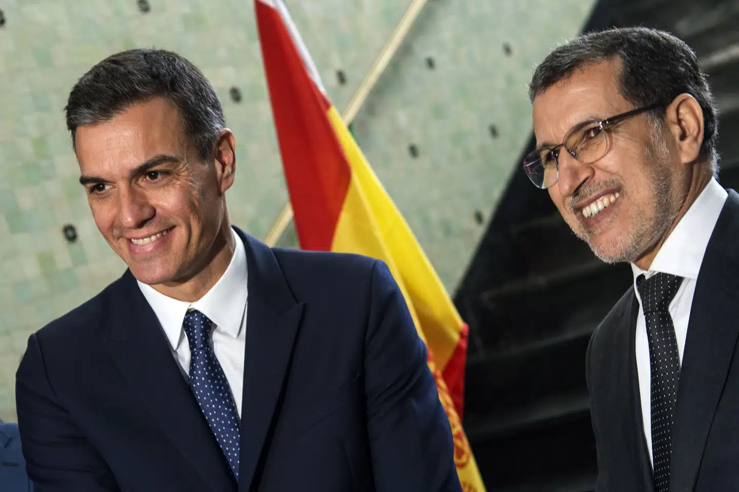 Spaniens premierminister Pedro Sanchez (til venstre) og hans marokkanske kollega Saad Eddine El Othmani (til højre) mødtes tirsdag i Rabat, hvor Sanchez afleverede et tilbud om fodbold-VM. Fadel Senna/Ritzau Scanpix
