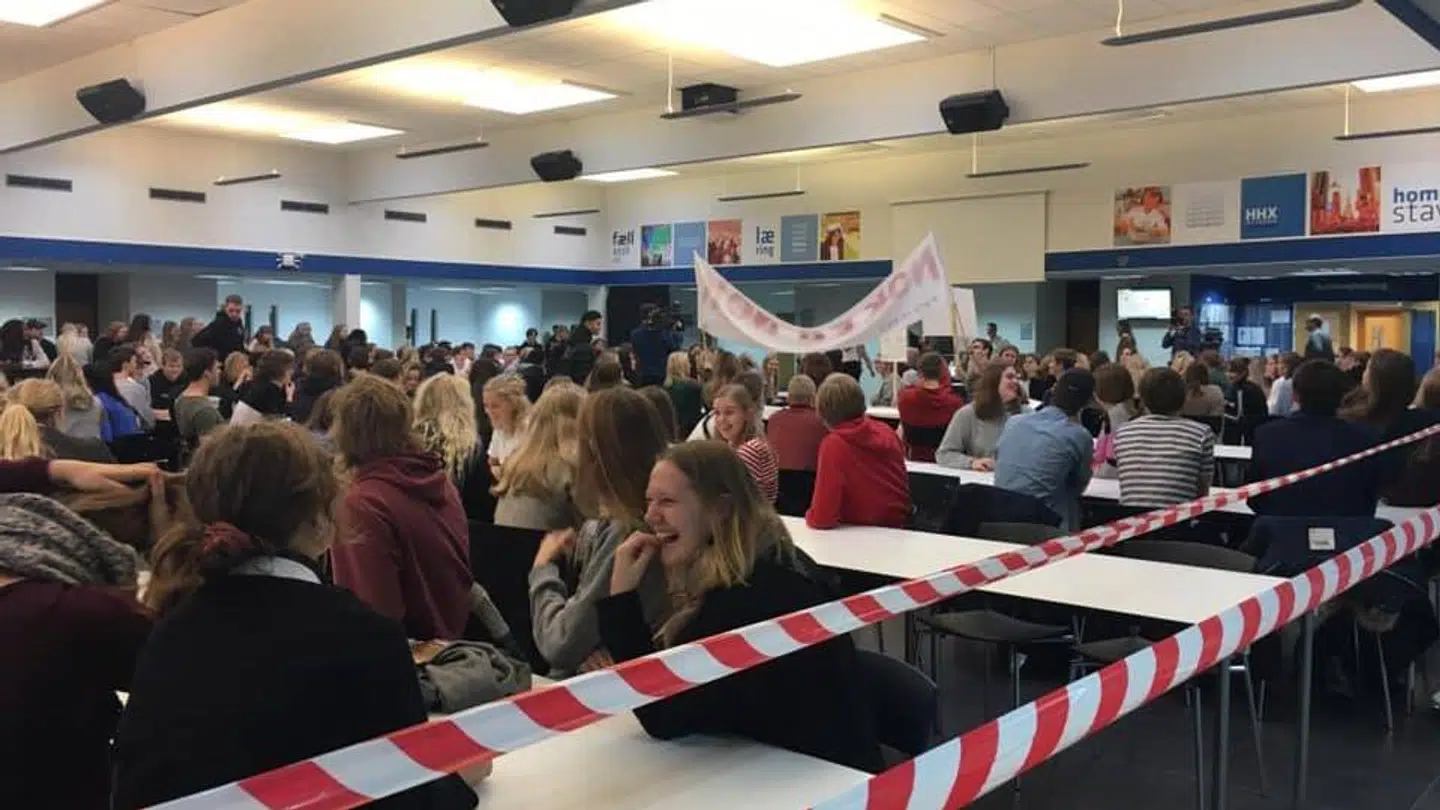 På Holstebro Handelsgymnasium har eleverne valgt at vikle kantinen ind i advarselsbånd, så elever og lærerer kan se, at der er strejke.