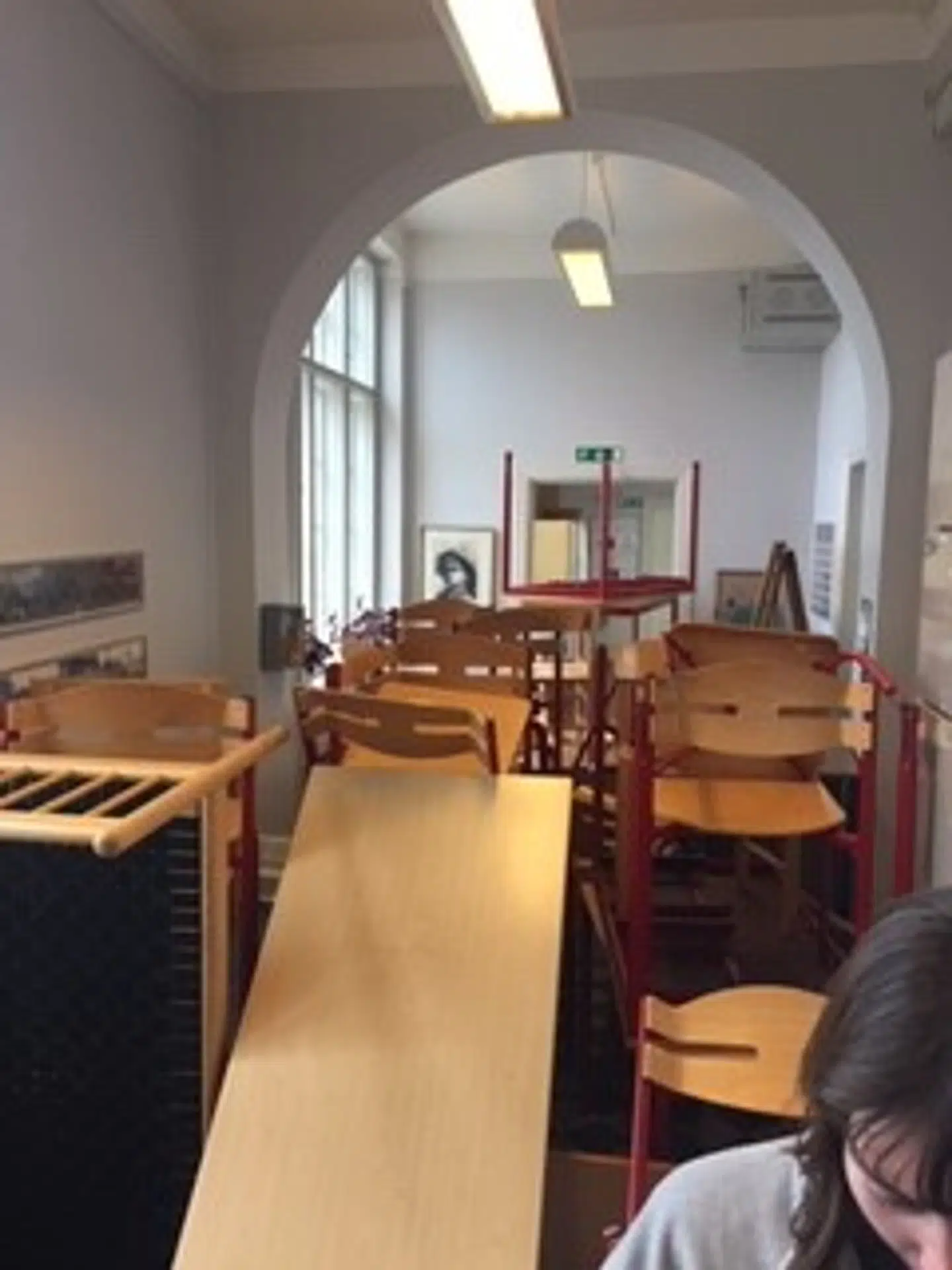 På Aurehøj Gymnasium i Gentofte har eleverne mandag barikaderet gangen ind til læreværelset, så lærerne ikke kan komme ud til klasselokalerne og afvikle undervisningen.