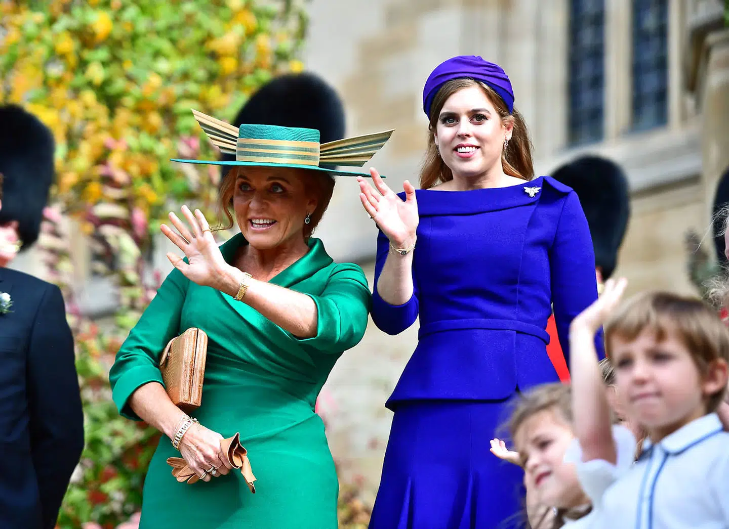 Beatrice og hendes mor, Sarah Ferguson, fotograferet ved søsteren, Eugenies, bryllup i oktober.