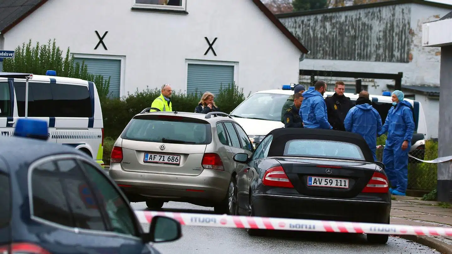 Politiets teknikere arbejder i Nørregade i Hadsund søndag den 11. november 2018. Et kvindelig i en garage på Nørregade i Hadsund by har fået politiet til at indlede en større efterforskning søndag formiddag. Sagen efterforskes som et drab, lyder det fra Nordjyllands Politi i en pressemeddelelse. En 28-årig mand fra lokalområdet er anholdt og sigtet for drabet. (Foto: Alarm112midtjylland.dk/Ritzau Scanpix)
