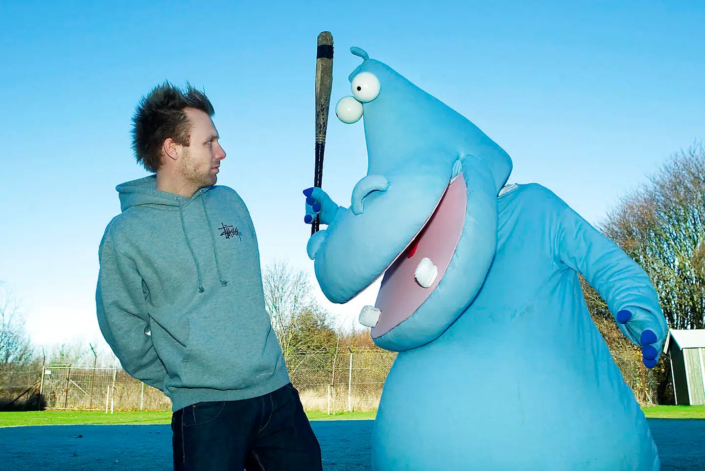 Den blå flodhest Dolph er opfundet af komikeren Mikael Wulff og er en stor, larmende, voldelig og stærkt højreorienteret satirefigur over netop den danske højrefløj. (Arkivfoto/Scanpix)