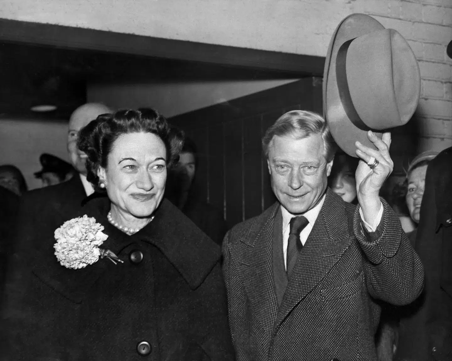 Edward frasagde sig tronen for at gifte sig med Wallis Simpson, som havde været gift to gange før.