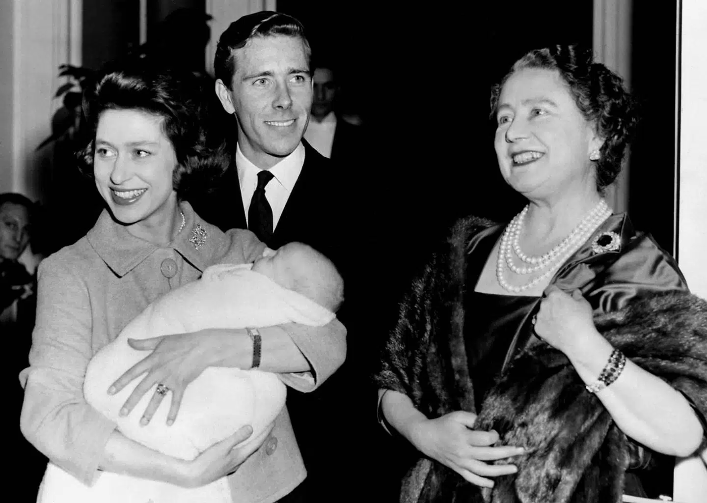 Dronningens søster, Margaret, havde i mange år et ulykkeligt forhold til Peter Townsend. Hun blev senere gift med Antony Armstrong-Jones. Her ses de med dronningenmoderen og deres førstefødte.