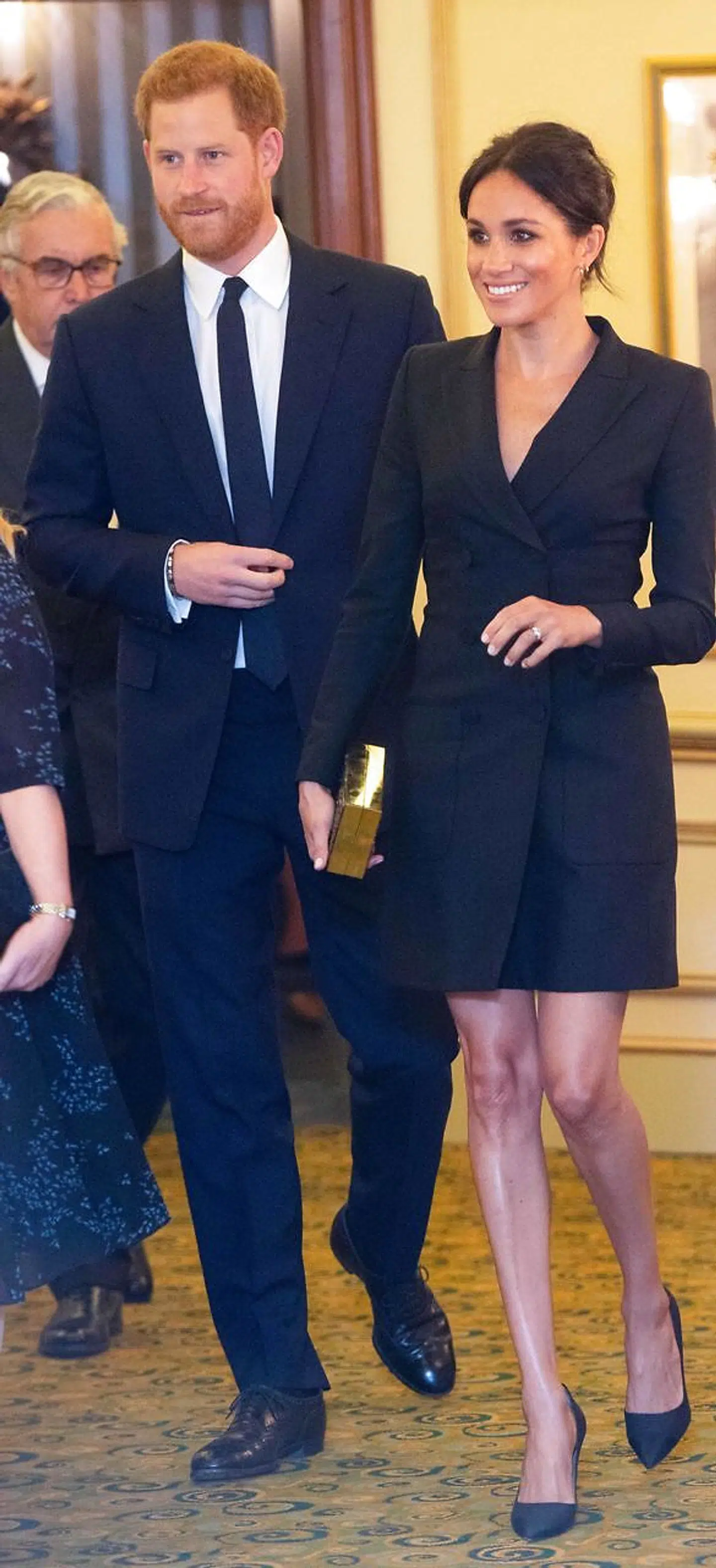Meghans kjole var både sort og kort, da hun og Harry i august så musicalen 'Hamilton' i Victoria Palace Theatre i London.
