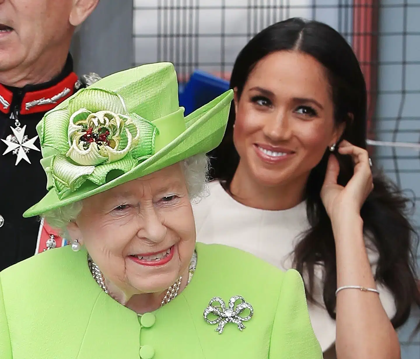 Dronning Elizabeth og Meghan ankom med tog til stationen i Runcorn under deres besøg i Cheshire.