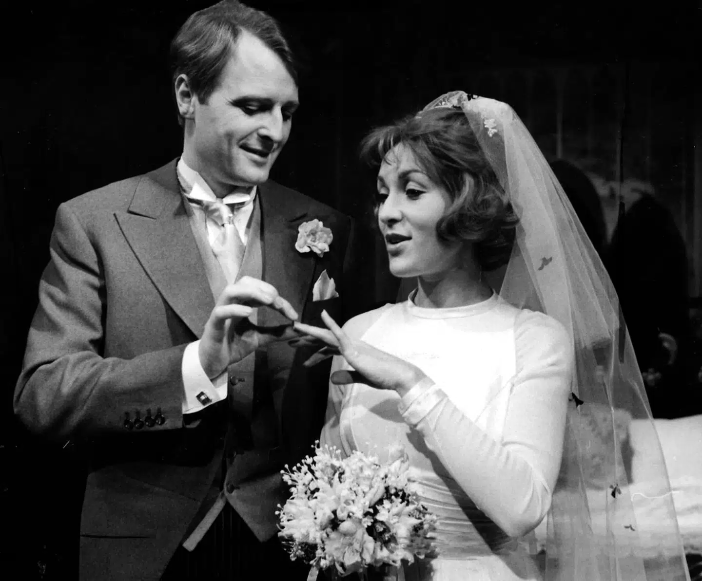 Skuespillerne Bent Mejding og Susse Wold i stykket Høj hat og myrter på Alléscenen på Frederiksberg i 1975.